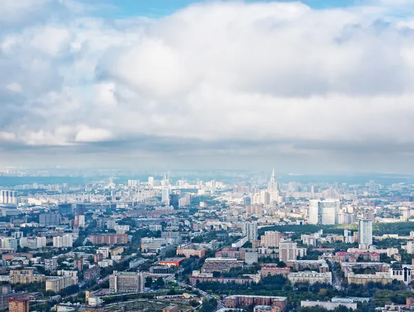 manzarası ile koyu gri sonbahar bulutların altında büyük şehir, Moskova
