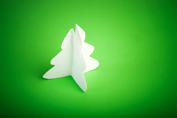 Árbol de Navidad hecho a mano cortado de papel de oficina — Foto de Stock