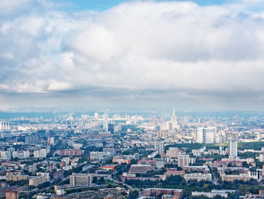Horizonte con nubes de otoño gris oscuro bajo la gran ciudad, Moscú — Foto  de stock #34306243 © valphoto, image size:1023x773