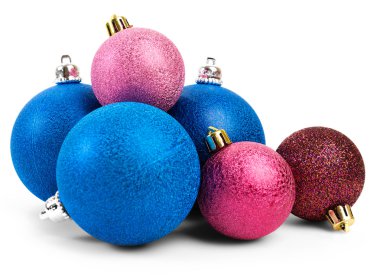 Beyaz arkaplanda izole edilmiş noel topları