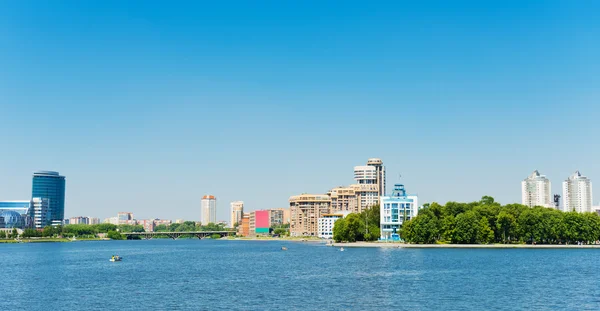 Vista de muelle muelle terraplén de la ciudad de Ekaterimburgo. — Foto de Stock