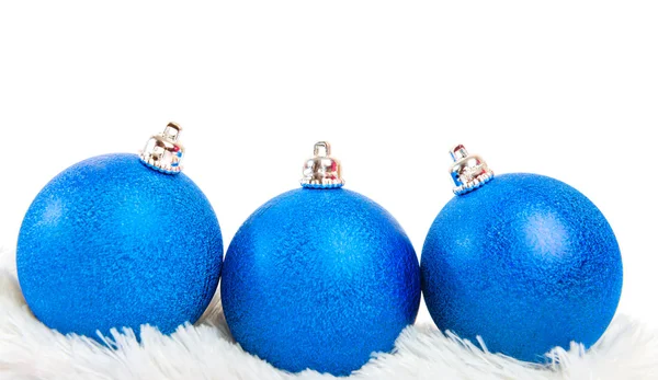 Tři modré vánoční koule na bílé kožešiny — Stock fotografie