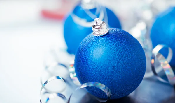 Blaue Weihnachtskugeln — Stockfoto