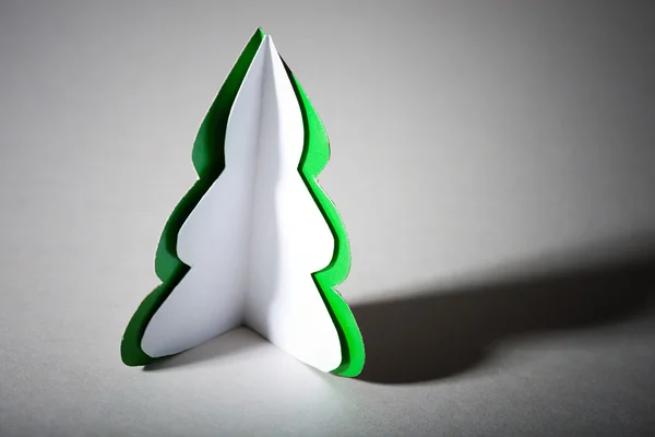 Árbol de Navidad hecho a mano cortado de papel de oficina — Foto de Stock