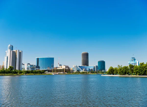 Uitzicht op kade kade dijk Yekaterinburg City. — Stockfoto