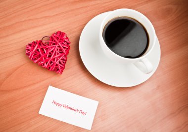 Kırmızı hasır kalp ve kahve