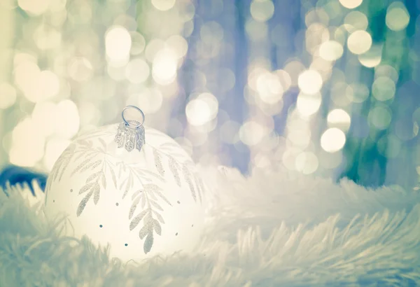 Blauwe kerstballen op witte vacht en verlichting — Stockfoto