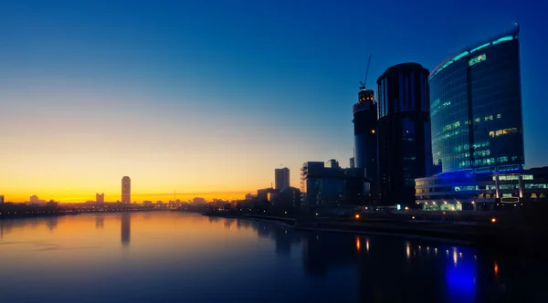 Набережная Екатеринбурга, восход солнца, Россия — стоковое фото