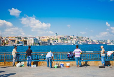 istanbul galata yakınındaki insanlar balık köprü
