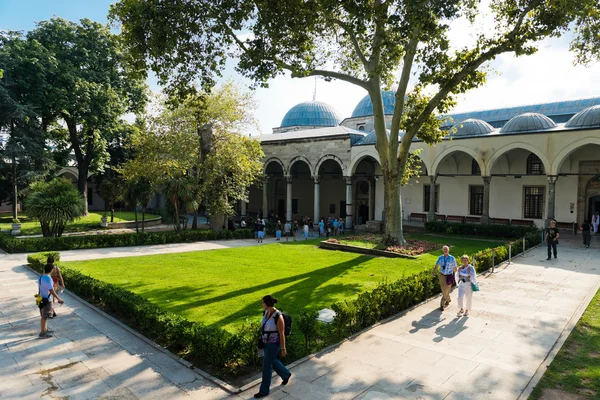 Lidé v parku v paláci topkapi — Stock fotografie