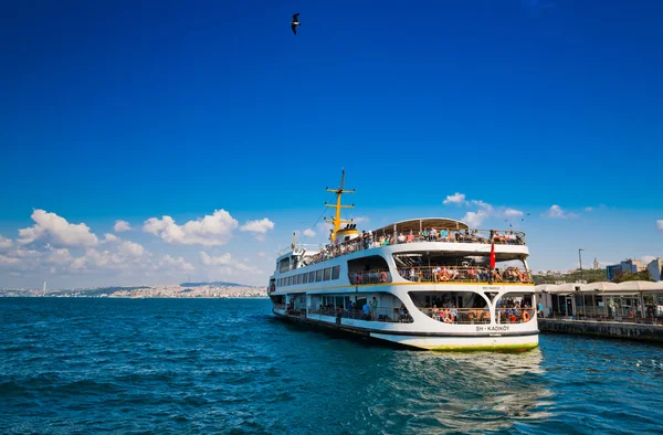 Buque en puerto en Estambul, Turquía — Foto de Stock