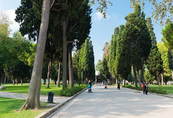 Människor i park i topkapi palace — Stockfoto