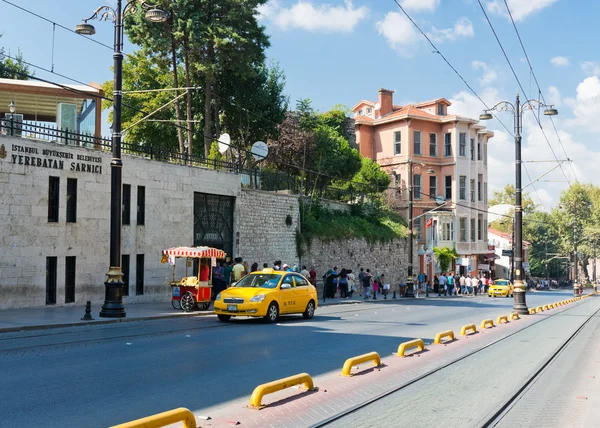 Gul taxi körning i centrala Istanbul — Stockfoto