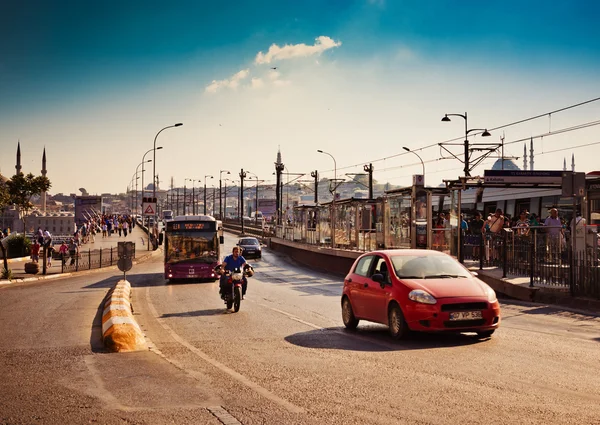 Tráfico en el Puente de Galata en Estambul, Turquía . — Foto de Stock
