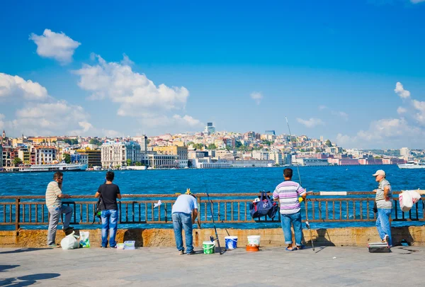 Pessoas pescam perto da ponte Galata Istambul — Fotografia de Stock