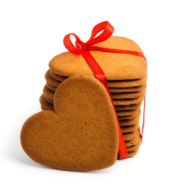 kırmızı kurdele ile bağlanmış sugarcookie kalp şeklinde
