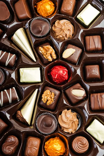 Κουτί με σοκολάτες διαφόρων ειδών για την ημέρα του Αγίου Βαλεντίνου — Φωτογραφία Αρχείου