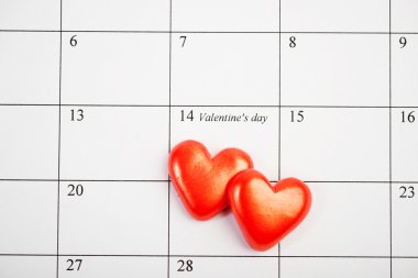 takvim sayfası üzerinde 14 Şubat Sevgililer, kırmızı kalp