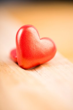Sevgililer günü için ahşap bir tek kırmızı kalplerin kapatın.