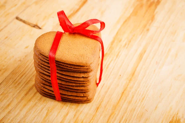 Galleta de azúcar en forma de corazón atada con cinta roja —  Fotos de Stock