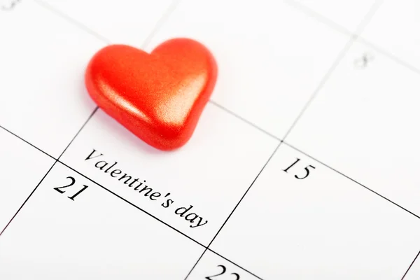 Takvim sayfası üzerinde 14 Şubat Sevgililer, kırmızı kalp — Stok fotoğraf