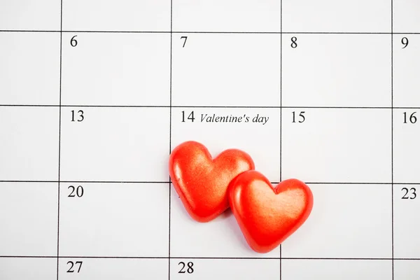 Pagina van de agenda met de rode harten op 14 februari van Valentijnskaarten — Stockfoto