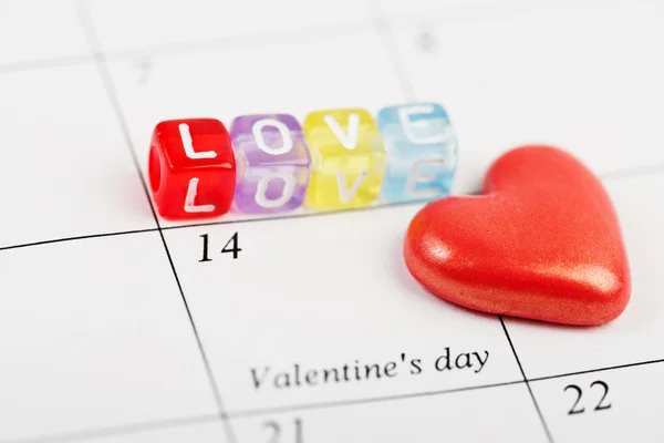 Página de calendário com os corações vermelhos em 14 de fevereiro de Saint Valent — Fotografia de Stock