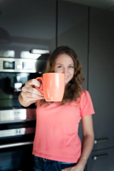 Beautiful happy young woman drinking coffee at home in the morni — Stock Photo, Image