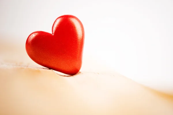 Één rode harten op hout voor Valentijnsdag. — Stockfoto
