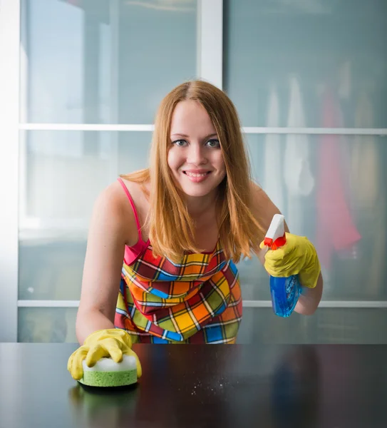 Glückliches Mädchen putzt Tisch mit Möbelpolitur zu Hause — Stockfoto