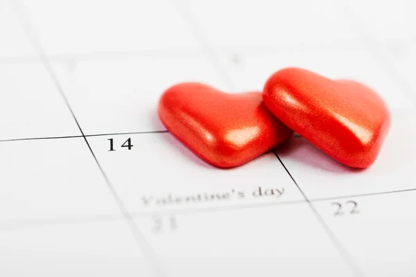 Kalender-sida med röda hjärtan den 14 februari av saint valent — Stockfoto