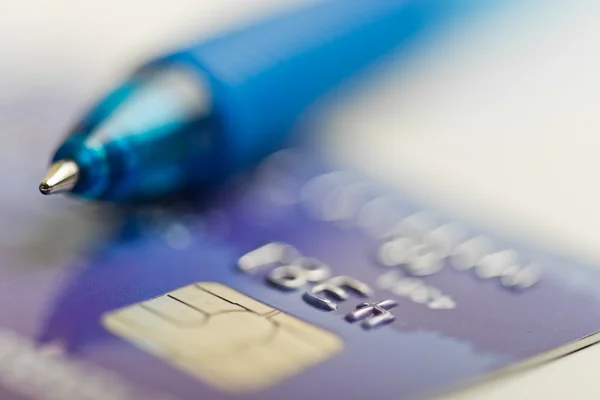 Credit card and pen — Stock Photo, Image