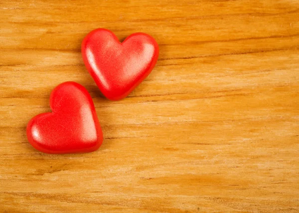 Corazones rojos sobre fondo de madera — Foto de Stock