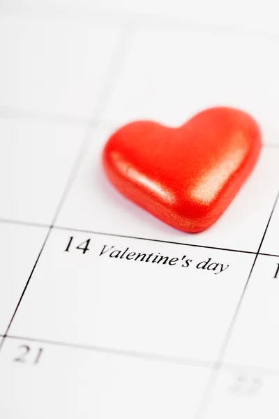 Pagina van de agenda met de rode harten op 14 februari van Valentijnskaarten — Stockfoto