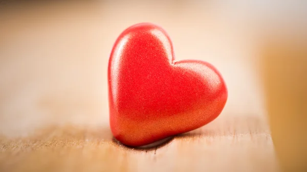 Single red hearts on wood for Valentine's Day. — Stock Photo, Image