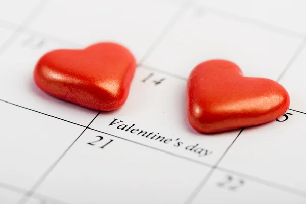 Página del calendario con los corazones rojos el 14 de febrero de San Valento — Foto de Stock