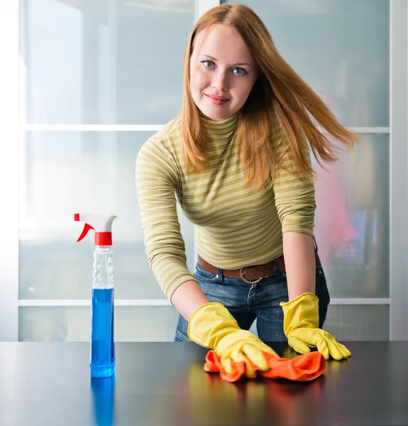 Glückliches Mädchen putzt Tisch mit Möbelpolitur zu Hause — Stockfoto