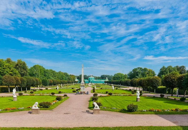 Fehér szobrok a parkban kuskovo — Stock Fotó