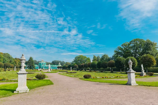 White statues in the Park of Kuskovo — Stock Photo, Image