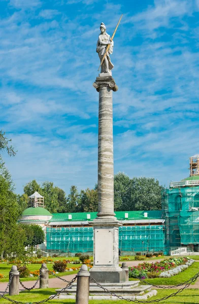 Statue of Minerva and orangerie. — Stock Photo, Image