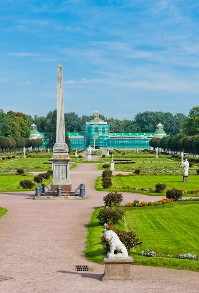 Kolonnade mit einer Statue aus Minerva — Stockfoto