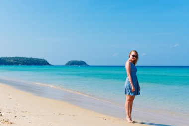 Kumsalda yürüyen kadın