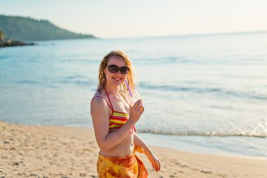 Bayan plaj rahatlatıcı meyve kokteyli 