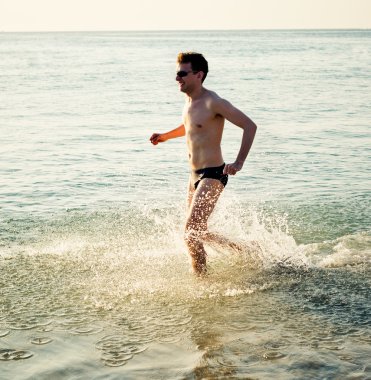 adam tropikal deniz suda çalışan 