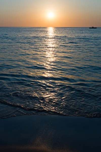 Colorido amanecer sobre el mar. —  Fotos de Stock