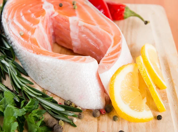 Lachs mit Zitrone — Stockfoto