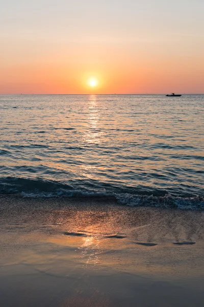 Bunte Morgendämmerung über dem Meer. — Stockfoto