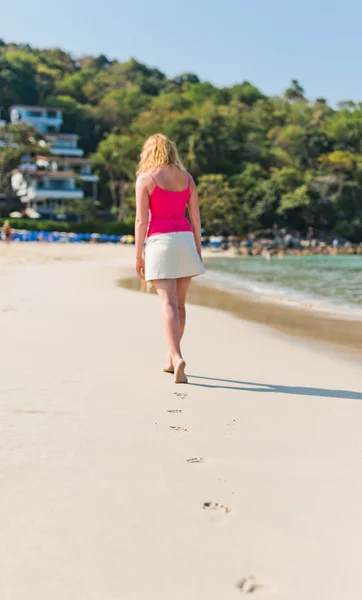 Mujer camina a lo largo de la costa —  Fotos de Stock