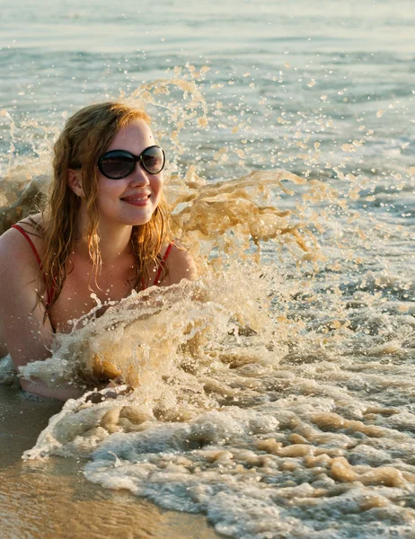 Belle femme s'amuser en nageant dans la mer — Photo
