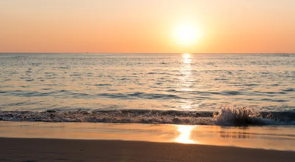 Bunte Morgendämmerung über dem Meer. — Stockfoto